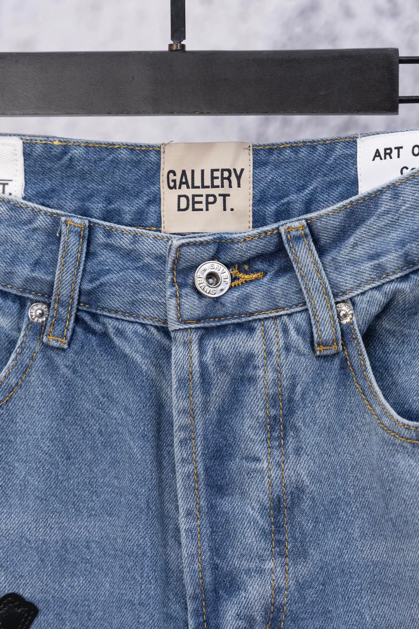 💰270 GALLERY DEPT. Vintage multi-leather splicing cross loose washed flared jeans to truly restore the ultimate texture of Vintage. Original hardware accessories, washed and other elevators, QR code analysis are all purchased from the original factory, high degree of restoration, you are welcome to compare the products~ Three-dimensional version Loose and comfortable, not picky about the figure, taller and slimmer, factory Seiko, original factory quality control, same style for men and women, can be matched with couples, versatile recommendation, must-have jeans for all seasons Size: 28-30-32-34 Color: blue gray